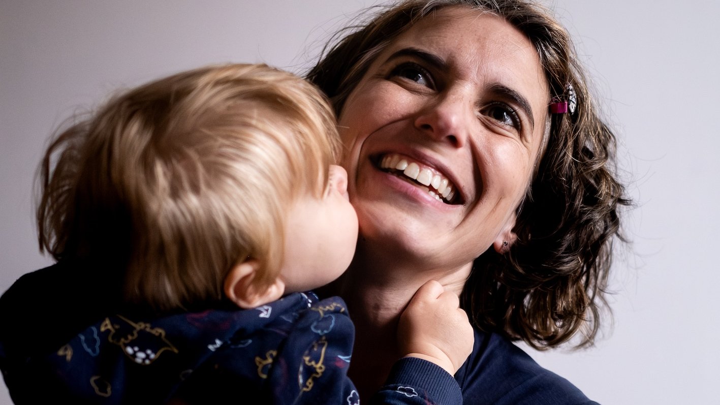 Lucie Perrin, experte du sommeil bébé, partage un moment tendre et complice avec son enfant