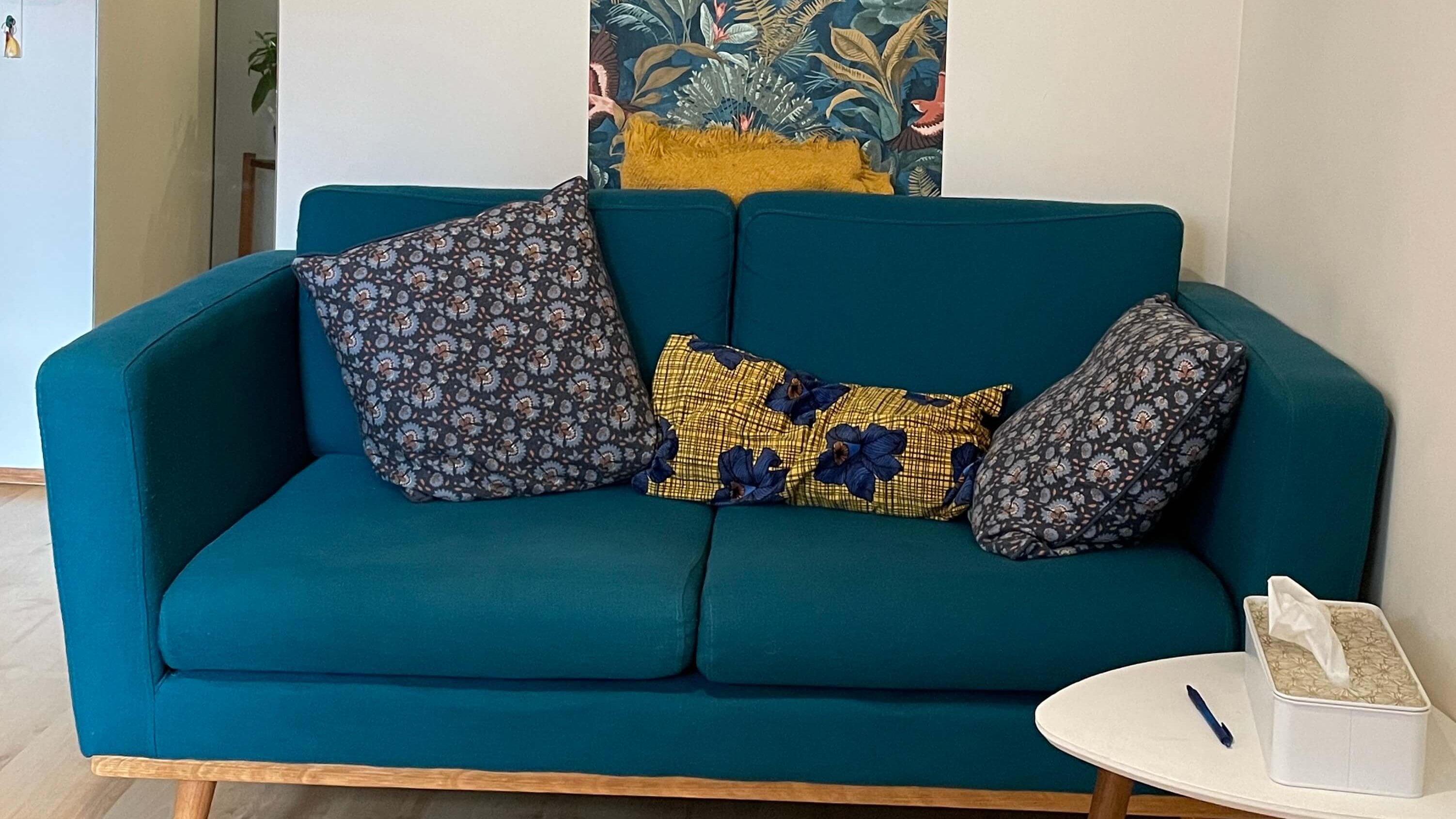 Canapé cosy dans le cabinet du Centre Odelys à Gaillac, lieu pluridisciplinaire de santé et bien-être, offrant un cadre apaisant pour les consultations sur le sommeil des enfants.