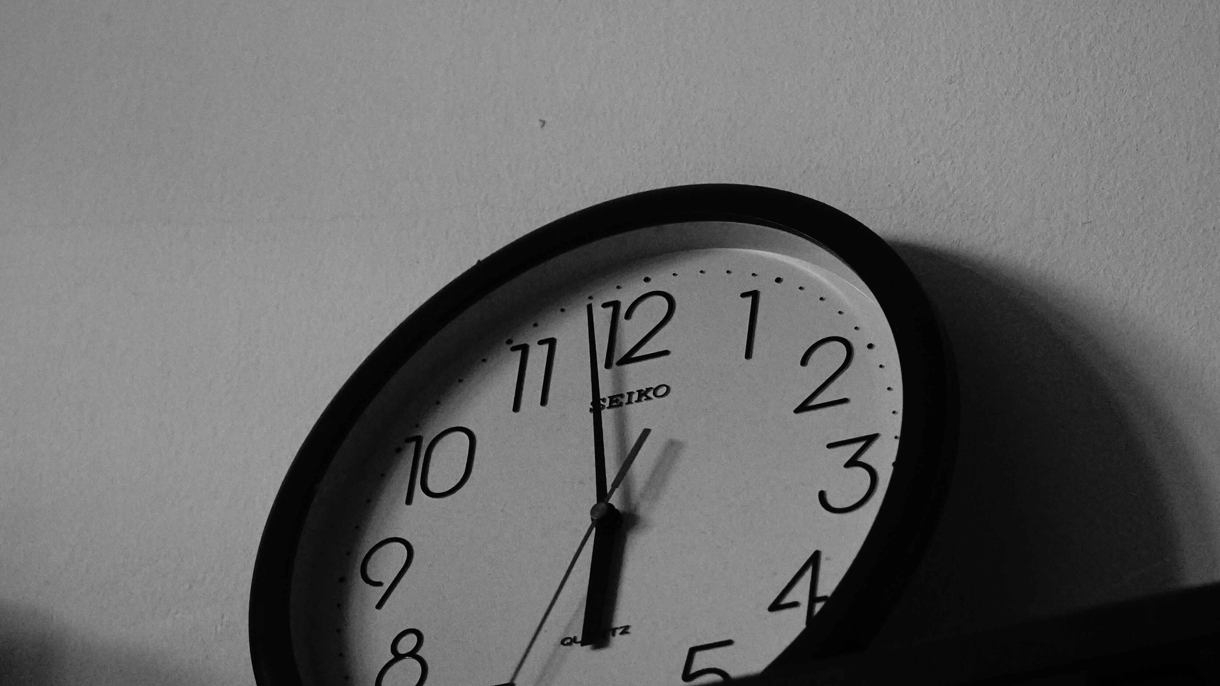 Réveil noir et blanc affichant 6h du matin – image illustrant un réveil trop précoce chez l'enfant, souvent source de fatigue parentale