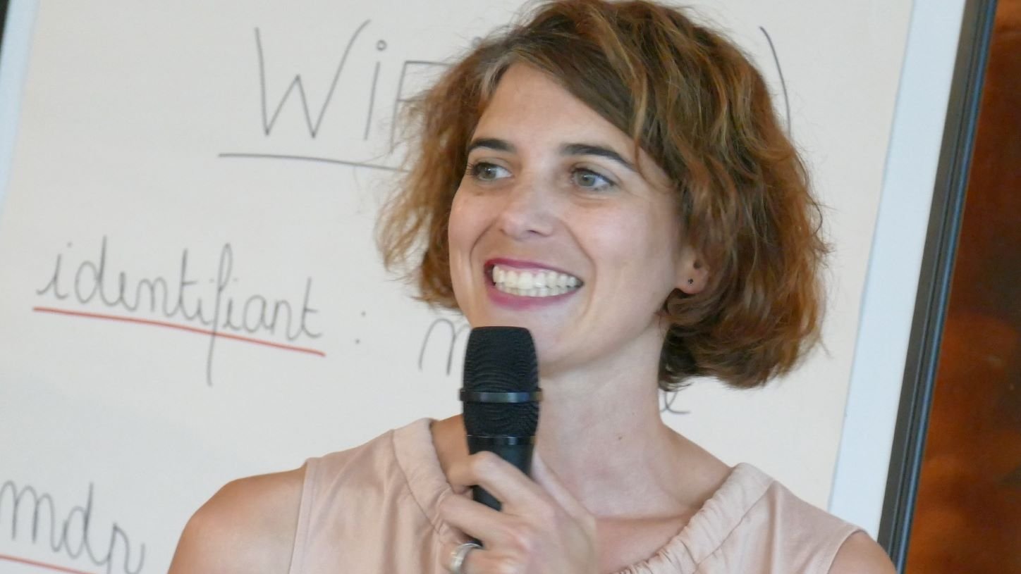 Lucie Perrin lors d'une présentation professionnelle, animant un atelier en entreprise avant sa reconversion vers l'accompagnement au sommeil des familles