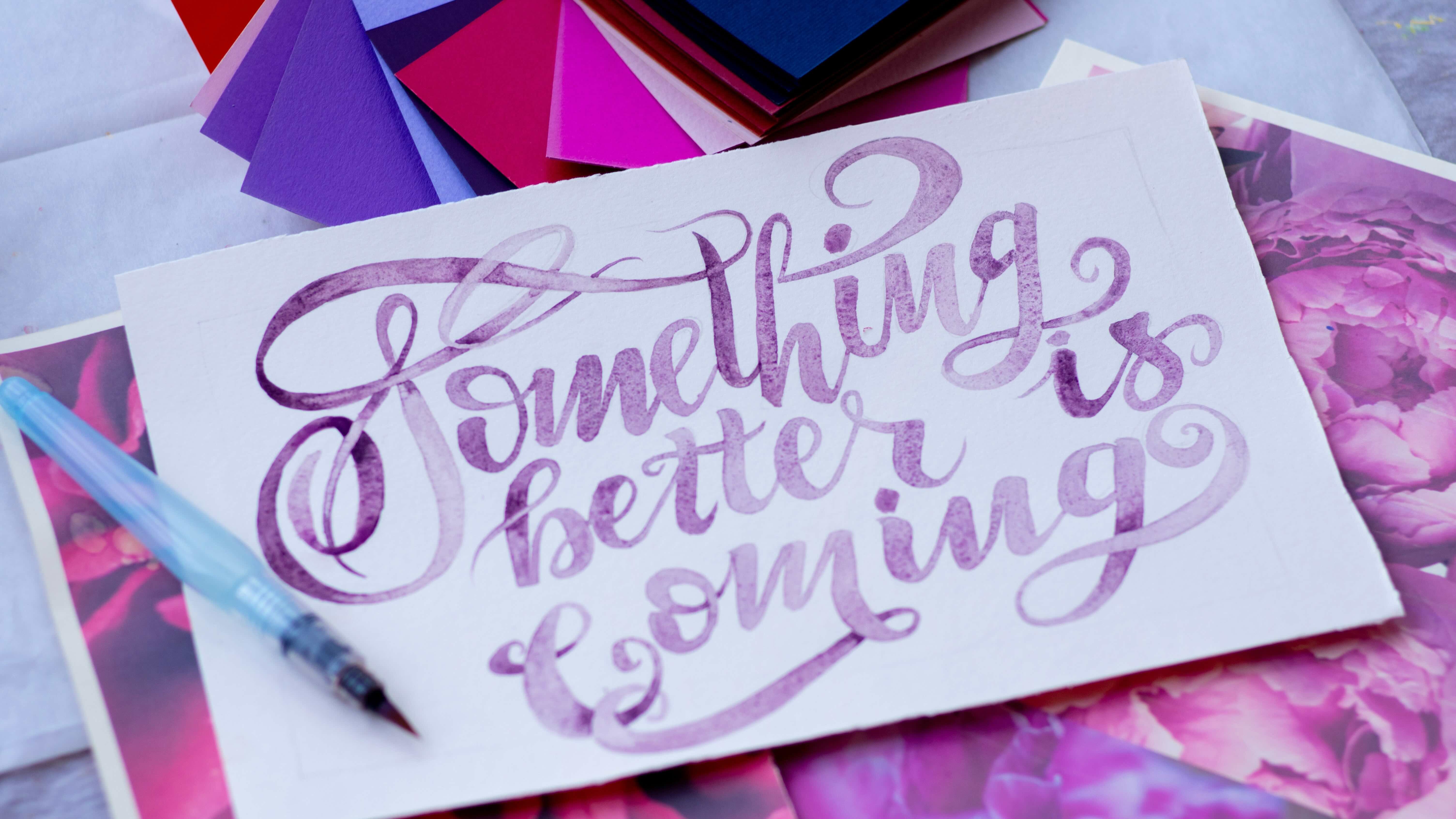 Carte avec message calligraphié mauve « something better is coming » — symbole d'espoir et de renouveau, en écho au témoignage de Charlotte, maman fatiguée retrouvant des nuits apaisées.
