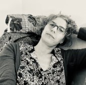 Lucie Perrin, maman fatiguée, en noir et blanc – une parentalité authentique et sans filtre