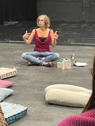 Lucie Perrin animant un atelier collectif sur le sommeil des bébés et enfants, dans le Tarn, échange dynamique avec les parents, ambiance conviviale et bienveillante