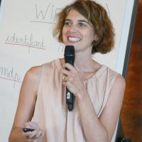 Lucie Perrin lors d'une présentation professionnelle, animant un atelier en entreprise avant sa reconversion vers l'accompagnement au sommeil des familles