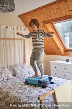 Enfant qui saute sur son lit – sur-fatigue et difficultés d'endormissement à Toulouse