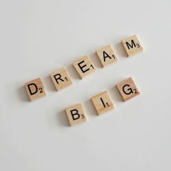 Message Dream Big écrit avec des lettres de Scrabble – construire une stratégie sur-mesure avec comme résultat des nuits paisibles et des couchers apaisés