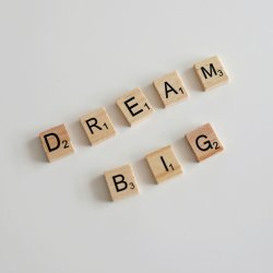 Message Dream Big écrit avec des lettres de Scrabble – construire une stratégie sur-mesure avec comme résultat des nuits paisibles et des couchers apaisés