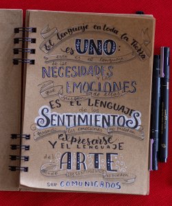 Mots écrits à la main sur une page kraft évoquant les émotions et la manière dont elles s'expriment.