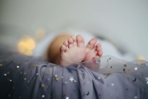 Petits pieds de bébé endormi pour un sommeil serein et des nuits paisibles