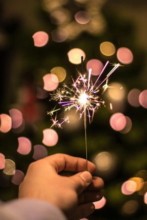 Étincelles brillantes évoquant la magie et l'espoir dans l'accompagnement du sommeil des enfants