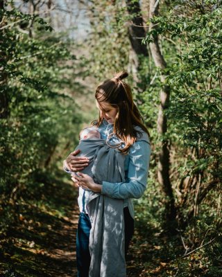 Promenade en forêt, bébé blotti contre sa maman pour une sieste réparatrice en vacances