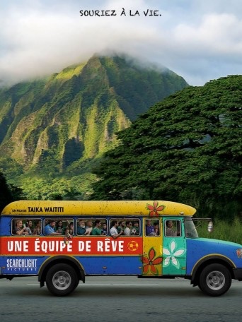 Bus coloré dans un paysage verdoyant et montagneux, avec l'inscription "une équipe de rêve" – symbole du voyage accompagné vers des nuits plus sereines. En haut, dans le ciel, la phrase "Souriez à la vie" invite à l'optimisme et à la confiance dans l'accompagnement sommeil.