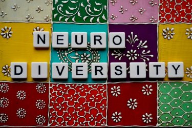 Lettre de Scrabble écrivant Neuro Diversity sur fond coloré et carrés variés
