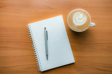 Carnet de notes et café – illustration d'un accompagnement sommeil personnalisé et bienveillant