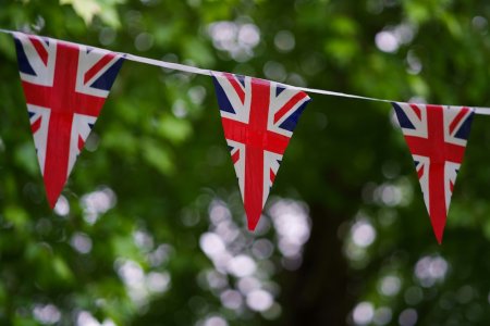 Petits fanions aux couleurs du drapeau anglais suspendus dans un décor verdoyant
