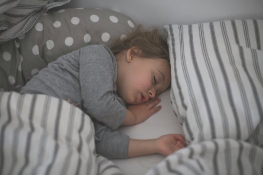 Enfant de 18 mois dormant paisiblement dans son lit — illustration d'un sommeil serein après des réveils nocturnes répétés