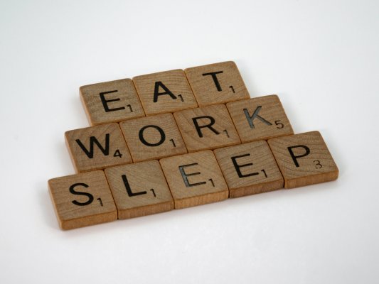 “Eat work sleep” en lettres de Scrabble, pour questionner une approche rigide et mécanisée du sommeil des enfants 