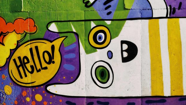 Street art d'un lapin qui dit “hello” – illustration humoristique de la culpabilité parentale qu'on choisit de saluer sans lui laisser toute la place.